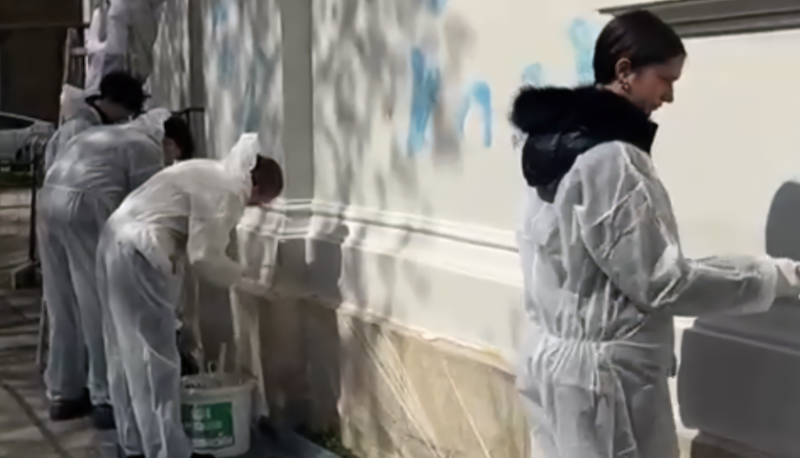 Freiwillige säuberten Kirche in Favoriten von Graffiti