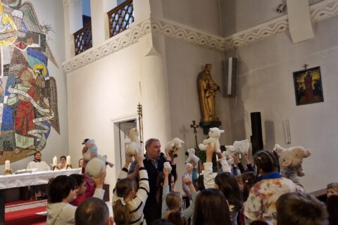 Schafe, Hirten und viele Kinder –